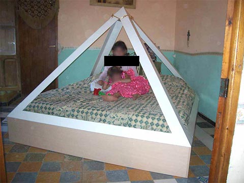 السرير الأبيض هرمي مع فراش