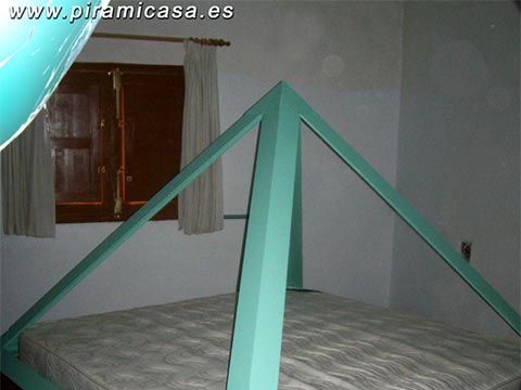 السرير الهرم السماوي مع فراش